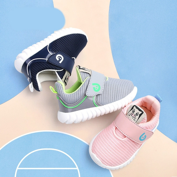 Бебешки обувки в три цвята с лепенка за момчета и момияета