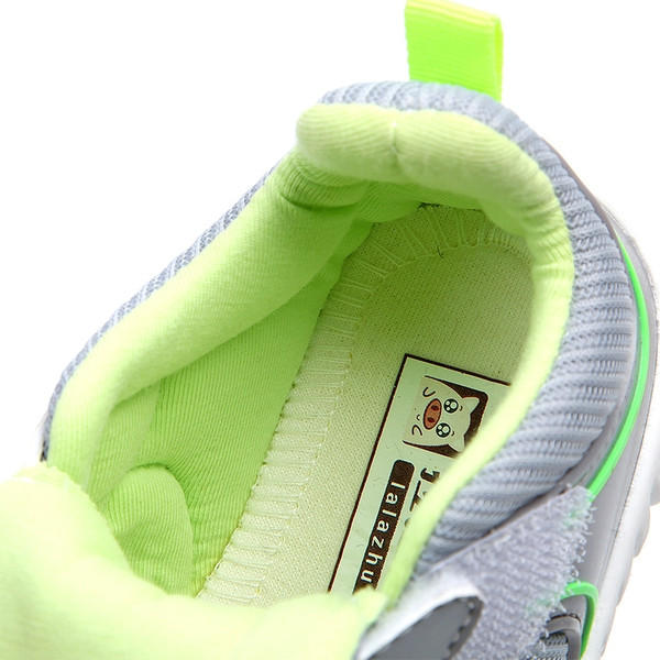 Бебешки обувки в три цвята с лепенка за момчета и момияета