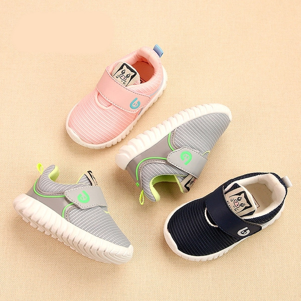 Бебешки обувки в три цвята с лепенка за момчета и момияета