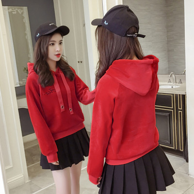 Стилен дамски суичър с надпис в червен и бял цвят