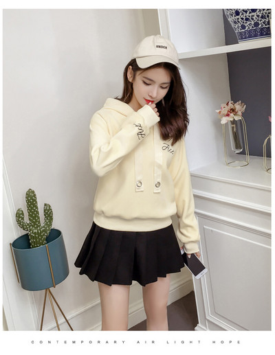 Стилен дамски суичър с надпис в червен и бял цвят