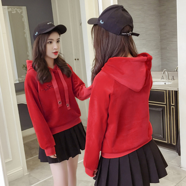 Стилен дамски суичър с надпис в червен и бял цвят