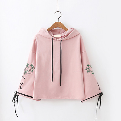 Модерен дамски суичър с флорални мотиви по ръкавите