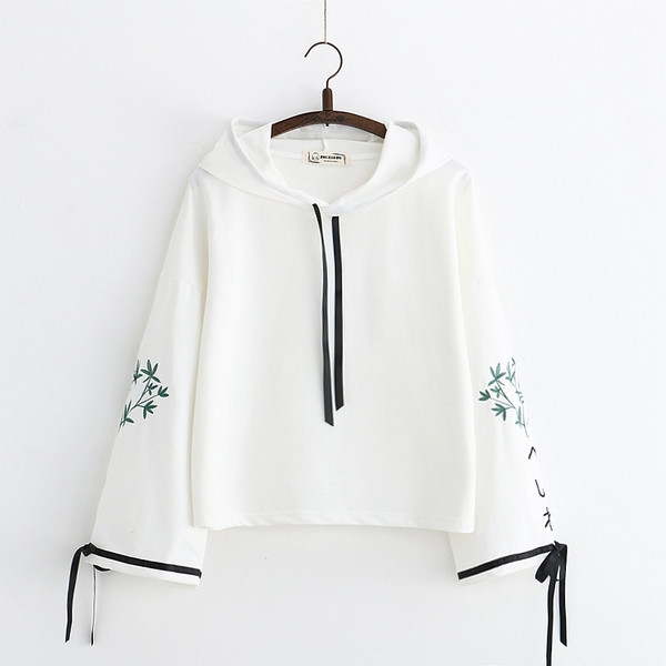 Модерен дамски суичър с флорални мотиви по ръкавите