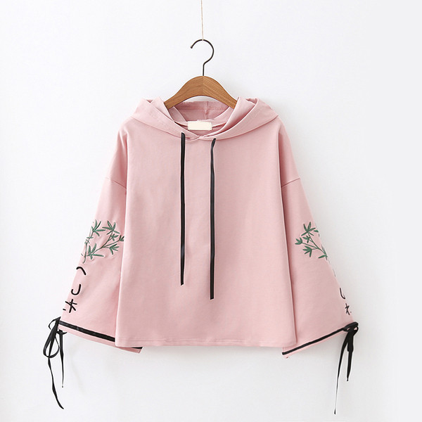 Модерен дамски суичър с флорални мотиви по ръкавите