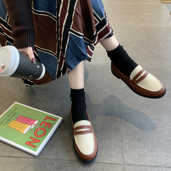 Стилни дамски мокасини в два цвята - заоблен модел