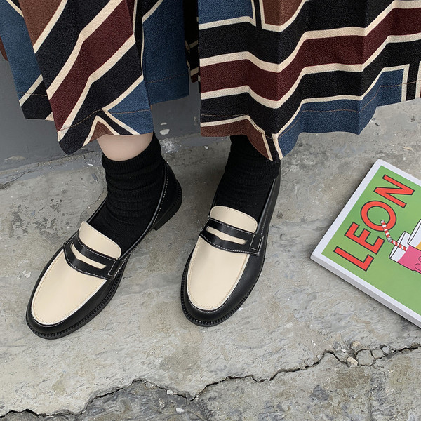 Стилни дамски мокасини в два цвята - заоблен модел