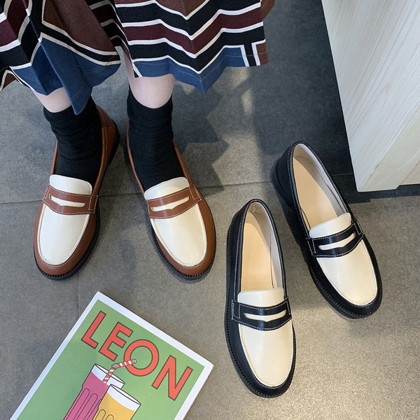 Стилни дамски мокасини в два цвята - заоблен модел