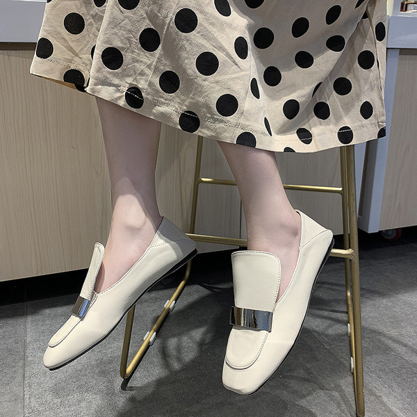 Дамски стилни мокасини с метална декорация в черен и бял цвят