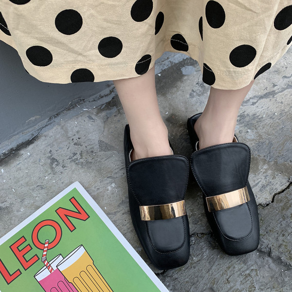 Дамски стилни мокасини с метална декорация в черен и бял цвят