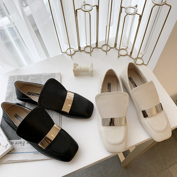 Дамски стилни мокасини с метална декорация в черен и бял цвят