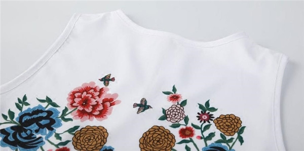 Модерна дамска рокля с цветна бродерия в бял цвят 