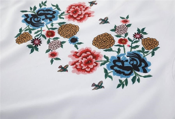 Модерна дамска рокля с цветна бродерия в бял цвят 