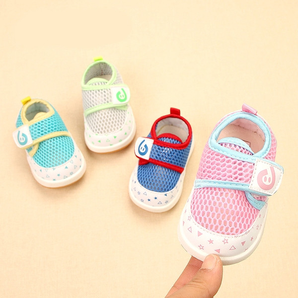 Бебешки обувки за момчета и момичета в няколко цвята с лепенки