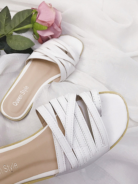 Модерни дамски чехли с равна подметка в бял цвят 