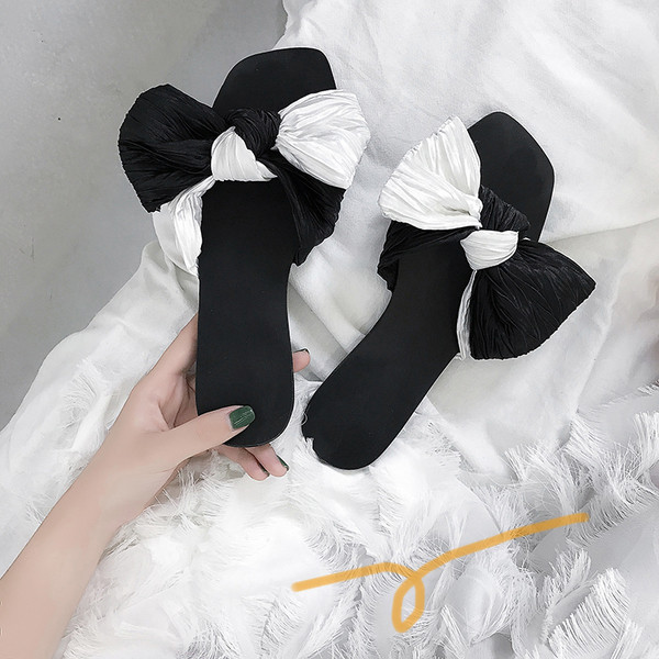 Ежедневни дамски чехли с панделка в черно-бял цвят