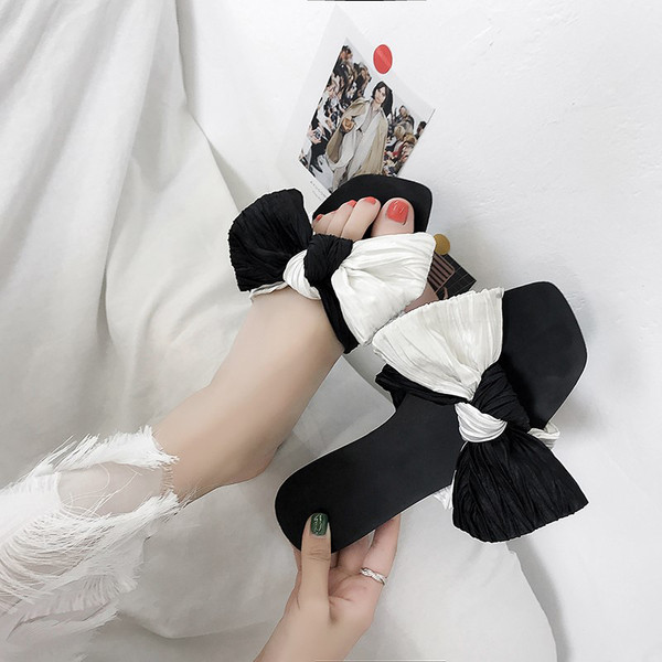 Ежедневни дамски чехли с панделка в черно-бял цвят