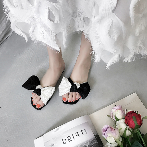 Ежедневни дамски чехли с панделка в черно-бял цвят