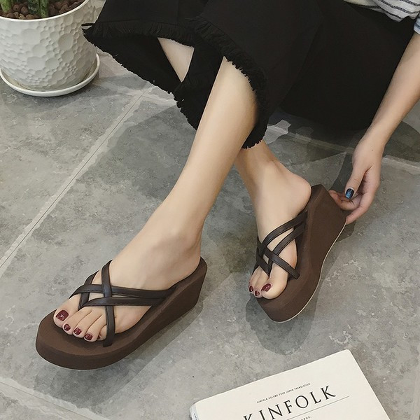 Актуални дамски чехли с тънки каишки в два цвята