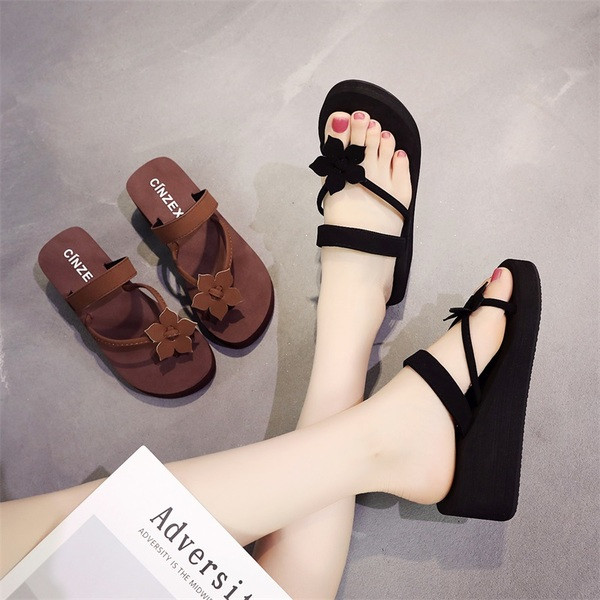 Дамски модерни чехли с 3D елемент и висока подметка в черен и кафяв цвят