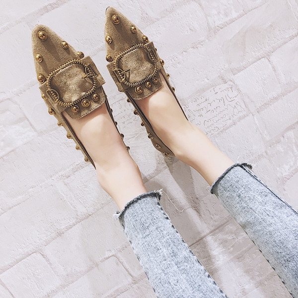 Модерни дамски мокасини в черен и кафяв цвят с метални елементи