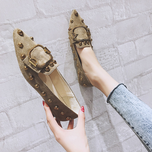 Модерни дамски мокасини в черен и кафяв цвят с метални елементи