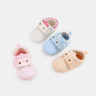 Бебешки обувки за момчета и момичета в няколко цвята с лепенка