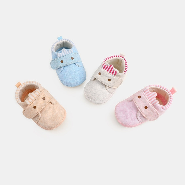 Бебешки обувки за момчета и момичета в няколко цвята с лепенка