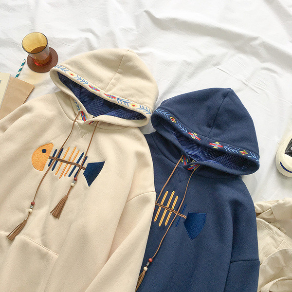 Ежедневен дамски суичър с бродерия в два цвята