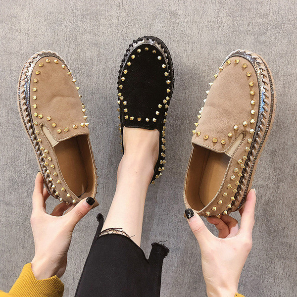 Модерни дамски мокасини с метални капси в черен и бежов цвят