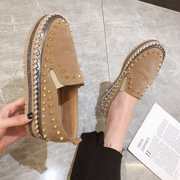 Модерни дамски мокасини с метални капси в черен и бежов цвят