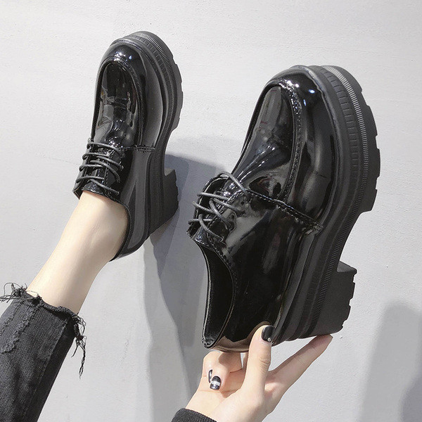 Модерни дамски ежедневни обувки с груба подметка в черен цвят