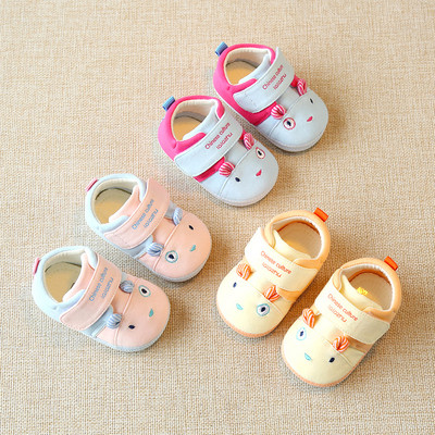 Бебешки обувки за момичета с лепенка и надпис в три цвята