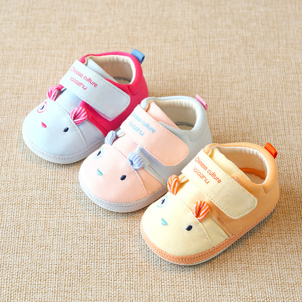 Бебешки обувки за момичета с лепенка и надпис в три цвята