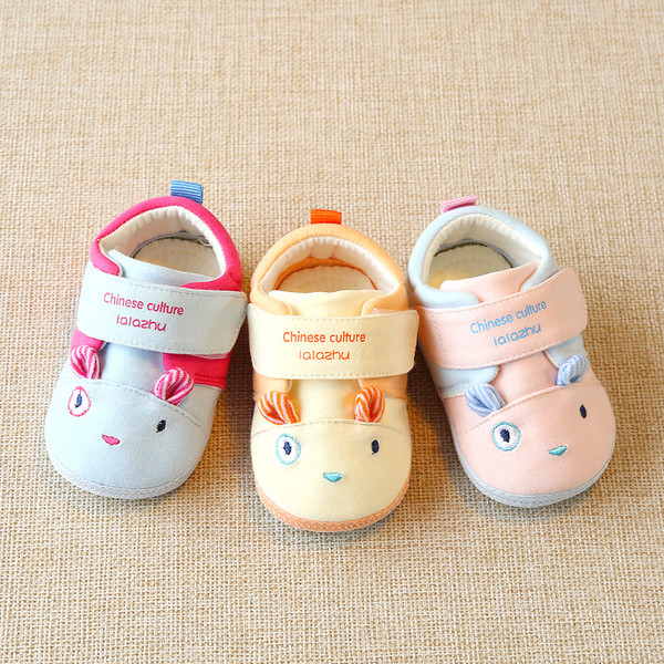 Бебешки обувки за момичета с лепенка и надпис в три цвята