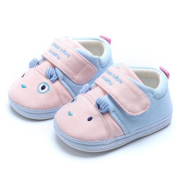 Бебешки обувки за момичета с лепенка и надпис в три цвята