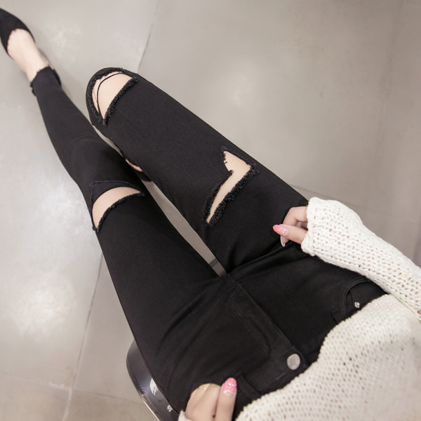 Дамски еластични дънки с разкъсани мотиви в черен цвят