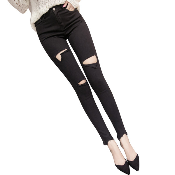 Дамски еластични дънки с разкъсани мотиви в черен цвят