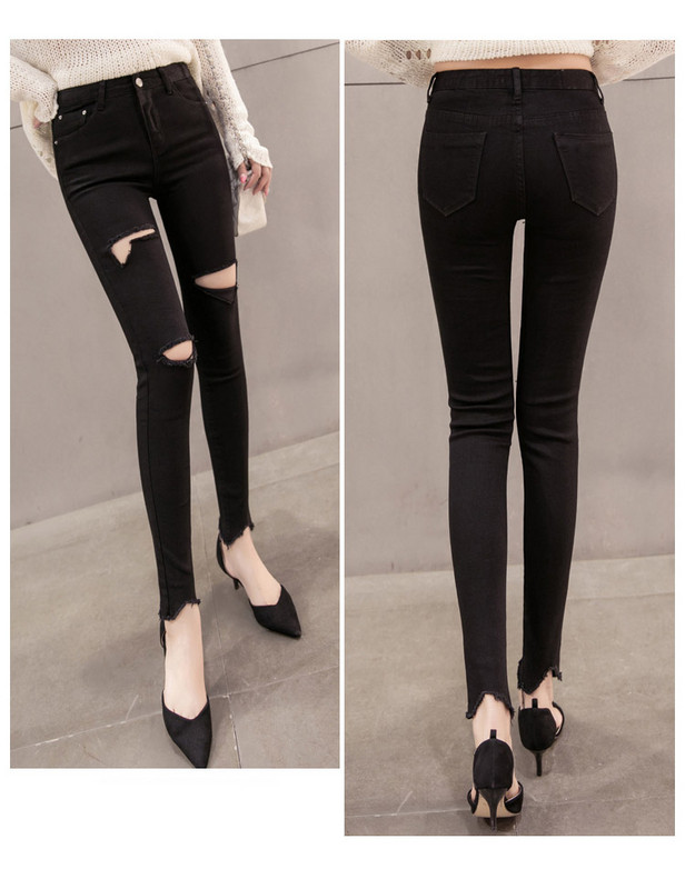 Дамски еластични дънки с разкъсани мотиви в черен цвят