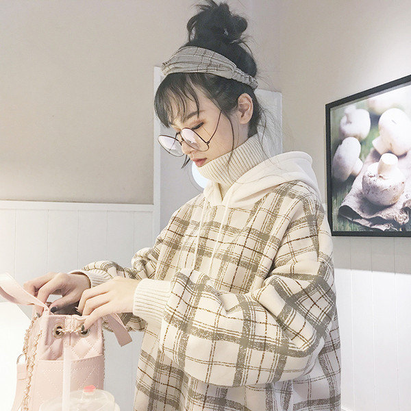 Модерен дамски кариран суичър с качулка в два цвята