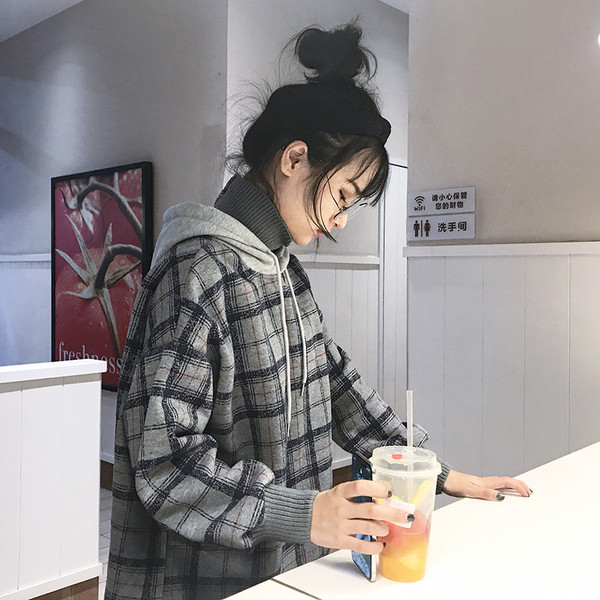 Модерен дамски кариран суичър с качулка в два цвята