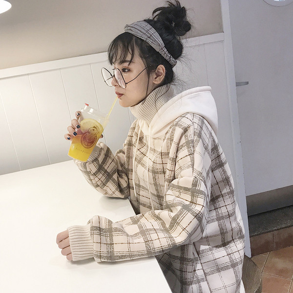 Модерен дамски кариран суичър с качулка в два цвята