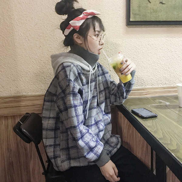 Модерен дамски кариран суичър с качулка в два цвята