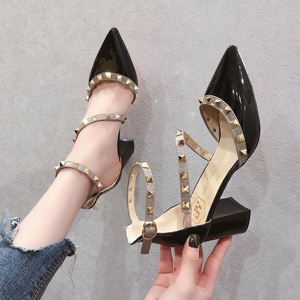 Модерни дамски обувки заострен модел с дебел ток и метални капси в няколко цвята