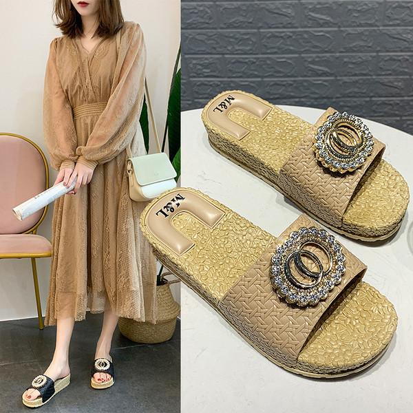 Ежедневни дамски чехли с метална декорация в няколко цвята