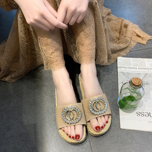 Ежедневни дамски чехли с метална декорация в няколко цвята