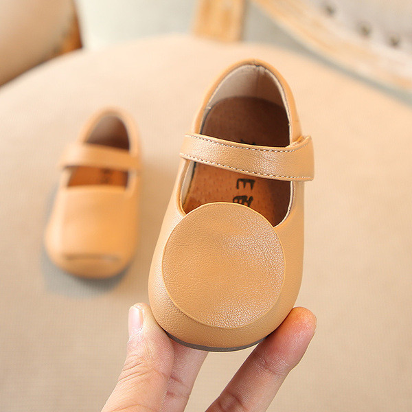 Бебешки обувки за момичета в сив и кафяв цвят с лепенка