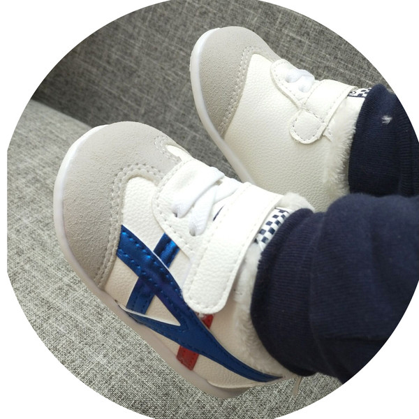 Бебешки обувки с връзки с декорация