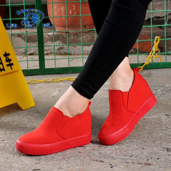 Изчистен модел дамски мокасини с вътрешна платформа в няколко цвят