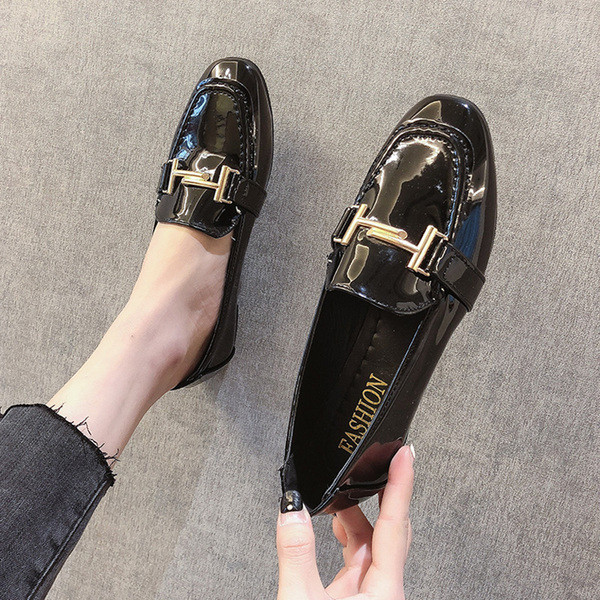 Стилни дамски мокасини в черен и червен цвят с метална декорация